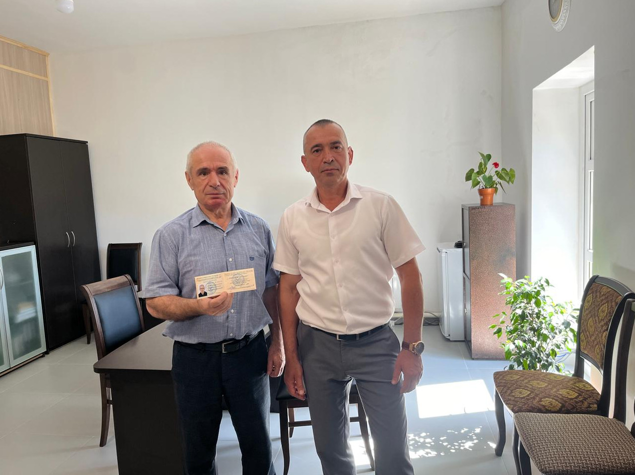 Вручение удостоверения ветерана труда Гаджикеримову Абдулкериму